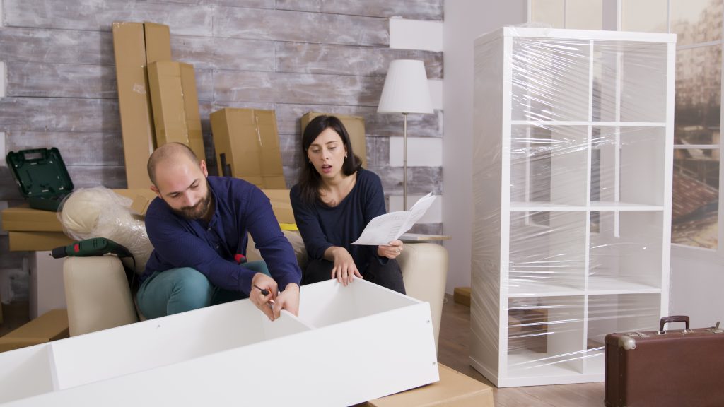Illustration of a couple with new furniture in a rental home, giving it a fresh and cozy look, perfect for a budget-friendly makeover. (Source: Freepik)